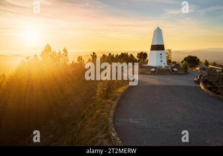 Centro geodetico del Portogallo a Vila de Rei, con un bellissimo tramonto sullo sfondo. Foto Stock