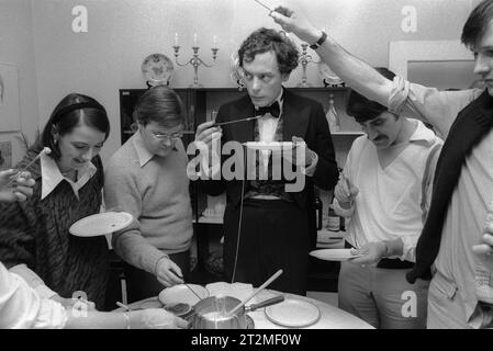 Cena con fonduta al formaggio. Molto popolare tra l'aspirante classe media suburbana degli anni '1980 Questo gruppo ha continuato a diventare avvocati di successo, banchieri e borse di studio. (L'uomo in giacca da cena è Gerald Edgar Grimstone, Lord Grimstone di Boscobel, più comunemente conosciuto come Gerry Grimstone) è un uomo d'affari britannico. In precedenza è stato presidente della Barclays Bank plc e di Standard Life e vicepresidente del gruppo di Barclays plc, la holding del Barclays Group. Southfields, Londra, Inghilterra dicembre 1980. REGNO UNITO HOMER SYKES Foto Stock