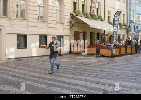 Concorso PINKASOVA NOČNÍ MŮRA dei camerieri più veloci del ristorante U Pinkasu di Praga Foto Stock