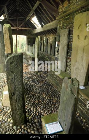 L'antica Manx medievale attraversa il cimitero di Kirk Maughold, Maughold, Isola di Man. Foto Stock