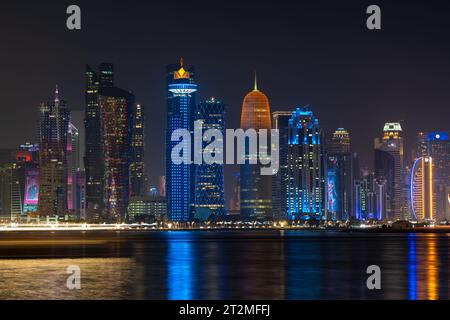 Lo skyline di West Bay di notte a Doha, Qatar. Foto Stock