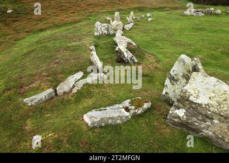 Il terreno di sepoltura neolitico Meayll Hill Stone Circle si affaccia su Port Erin, Isola di Man. Foto Stock