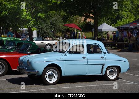 Auto Renault Dauphine blu d'epoca o Automobile prodotta in Francia tra il 1956 e il 1967. Foto Stock