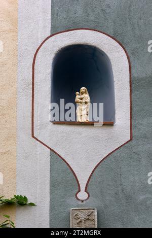 Oratorio murale o nicchia murale decorativa con statua della Vergine Maria e del bambino Gesù Castellane Alpes-de-Haute-Provence Francia Foto Stock