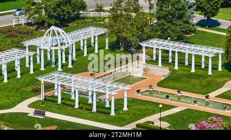 Aerial Lakeside Park pergola e Trellises Garden area con panchine e fiori vicino alle piscine Foto Stock