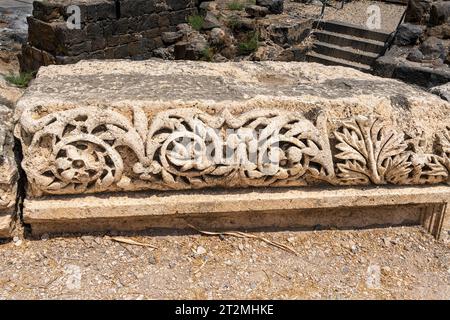 Bet Shean, Israele - 13 agosto 2023: Frammento di pietra decorativa presso il Parco Nazionale di Bet Shean, Galilea, Israele Foto Stock