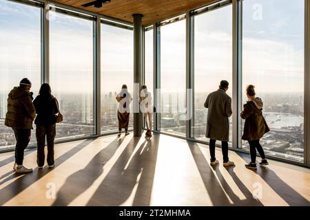 I visitatori guardano il panorama dalla piattaforma panoramica Lookout al numero 8 di Bishopsgate, City of London, London, UK. Foto Stock
