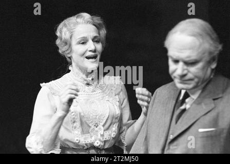 Constance Cummings (Mary Tyrone), Laurence Olivier (James Tyrone) nel LUNGO VIAGGIO DI UNA GIORNATA NELLA NOTTE di Eugene o'Neill al New Theatre, Londra WC2 15/12/1971 a National Theatre (NT) scenografia: Michael Annals illuminazione: Robert Bryan regista: Michael Blakemore Foto Stock