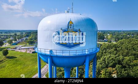 Vista aerea frontale della Columbia City EST 1888 vista della torre dell'acqua con case sullo sfondo Foto Stock