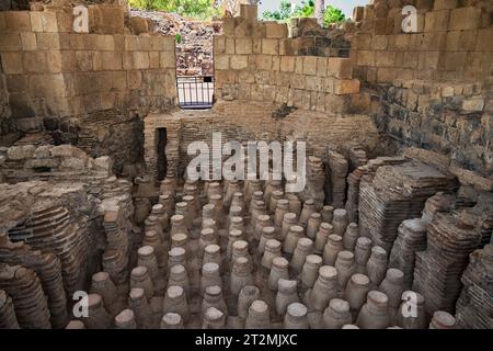 Galilea, Israele - 13 agosto 2023: Antiche rovine di Bath nell'Antico Scitopoli, Beit She'an, Galilea, Israele Foto Stock