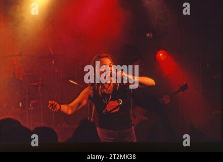 03.06.1995 Lucilectric, luci van org Deutschland/ Sachsen Anhalt/ Altmark/ Altmarkkreis Salzwedel/ Kalbe Milde/ Kulturhaus/ Konzert/ Lucilectric/ luci van org/ bekanntestes Lied -weil ich ein Mädchen bin-/ Nutzung nur redaktionell/ **** 03 06 1995 Lucilectric, luci van org Germania Sassonia Anhalt Altmark Altmarkkreis Salzwedel Kalbe Milde Kulturhaus concerto Lucilectric luci van org canzone più famosa perché sono una ragazza Usa solo editoriale credito: Imago/Alamy Live News Foto Stock