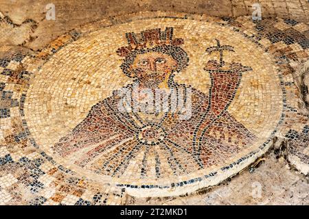 Beit Shean, Israele - 13 agosto 2023: Mosaico raffigurante Tica, la dea custode dell'antica città di Scitopoli (II secolo d.C.), Beit Shean, ISR Foto Stock