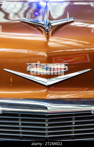 Logo e mascotte sul cofano dell'aquila davanti alla Chevrolet bel Air degli anni '1950, museo Autoworld, Bruxelles, Belgio Foto Stock