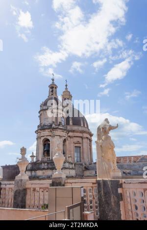 Catania, Sicilia, Italia. Tetto della Badia di Sant'Agata o Abbazia di Sant'Agata. La cupola e il campanile della cattedrale sullo sfondo. Catania Foto Stock