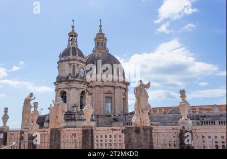 Catania, Sicilia, Italia. Tetto della Badia di Sant'Agata o Abbazia di Sant'Agata. La cupola e il campanile della cattedrale sullo sfondo. Catania Foto Stock