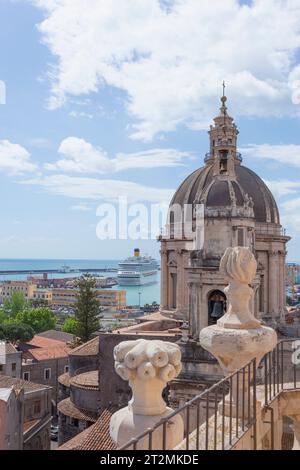 Catania, Sicilia, Italia. Tetto della Badia di Sant'Agata o Abbazia di Sant'Agata. La cupola e il campanile della cattedrale sullo sfondo. Crociera Foto Stock