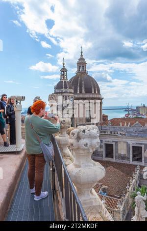 Catania, Sicilia, Italia. Tetto della Badia di Sant'Agata o Abbazia di Sant'Agata. La cupola e il campanile della cattedrale sullo sfondo. Catania Foto Stock