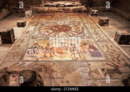 Beit Shean, Israele - 13 agosto 2023: Beit Alpha, un'antica sinagoga del periodo bizantino, dove è stato trovato un ampio pavimento a mosaico, illustrato Foto Stock