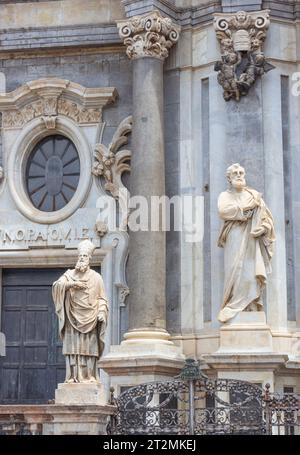 Cattedrale metropolitana di Sant'Agata, Catania, Sicilia, Italia. Statue sulla facciata. Catania è un sito patrimonio dell'umanità dell'UNESCO. Foto Stock