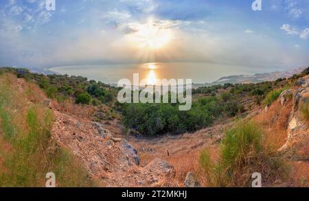 Il Mare di Galilea dalle alture del Golan, vista del tramonto di Israele dal sud-est del Mare di Galilea, Israele settentrionale, vicino alle alture del Golan. Foto Stock