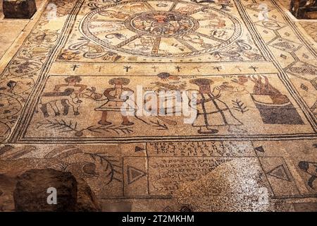 Beit Shean, Israele - 13 agosto 2023: Beit Alpha, un'antica sinagoga del periodo bizantino, dove è stato trovato un ampio pavimento a mosaico, illustrato Foto Stock