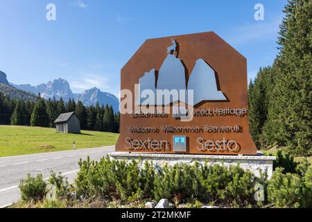 Segno di Sesto Sesto, Dolomiti, Italia Foto Stock