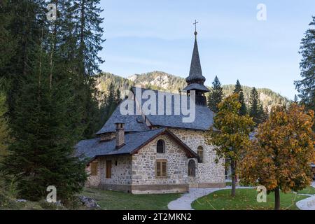 Chiesetta sul Lago di Braies, Pragser Wildsee, Lago di Braies, Dolomiti, alto Adige, Italia Foto Stock