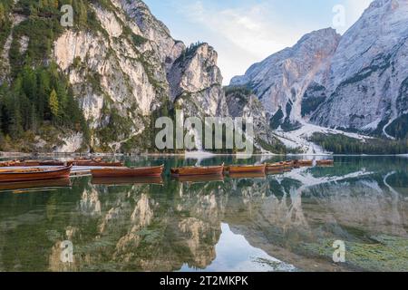 Lago di Braies, Pragser Wildsee, Lago di Braies, alto Adige, Dolomiti, Italia Foto Stock