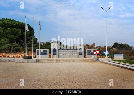 Metula, Israele - 08-13-2023: Monumento Good Fence per l'esercito del Libano del Sud che ha contribuito a combattere l'OLP e Hezbollah Translation' la bandiera originale del Goo Foto Stock