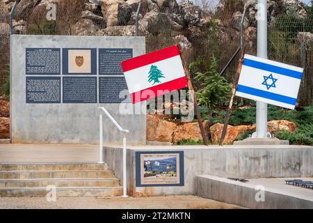 Metula, Israele - 08-13-2023: Monumento Good Fence per l'esercito del Libano del Sud che ha contribuito a combattere l'OLP e Hezbollah Translation' la bandiera originale del Goo Foto Stock