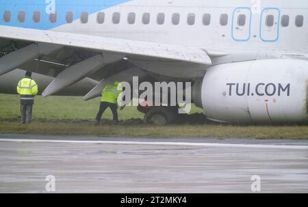 Un aereo passeggeri che è sceso dalla pista dell'aeroporto di Leeds Bradford mentre atterrava in condizioni di vento durante Storm Babet. Data immagine: Venerdì 20 ottobre 2023. Foto Stock