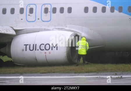 Un aereo passeggeri che è sceso dalla pista dell'aeroporto di Leeds Bradford mentre atterrava in condizioni di vento durante Storm Babet. Data immagine: Venerdì 20 ottobre 2023. Foto Stock