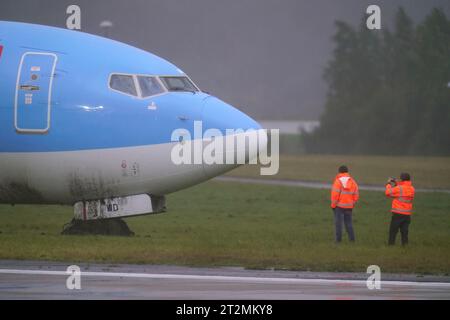 Un aereo passeggeri che è sceso dalla pista dell'aeroporto di Leeds Bradford mentre atterrava in condizioni di vento durante Storm Babet. Data immagine: Venerdì 20 ottobre 2023. Foto Stock