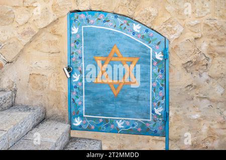 Safed, Israele - 14 agosto 2023: Stella di Davide dipinta a porta chiusa, Safed (Zfat), Galilea, Israele Foto Stock