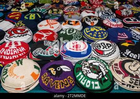 Safed, Israele - 14 agosto 2023: Kippahs Yarmulkes Jewish Hats copre souvenir a Safed Tsefat Israel. Copricapo ebraico indossato dai maschi. Foto Stock