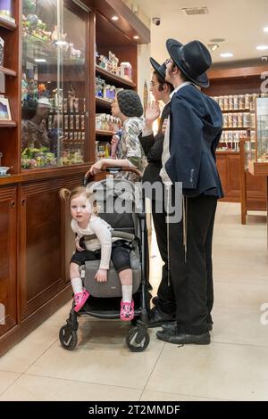 Safed, Israele - 14 agosto 2023: Gli israeliani acquistano candele fatte a mano a Safed (Tzfat), Israele. Foto Stock