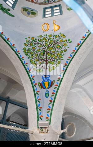 Safed, Israele - 14 agosto 2023: Dettaglio della vecchia sinagoga di Abuhav, Safed (Tzfat), Israele. Albero della vita in cima a una colonna. Foto Stock