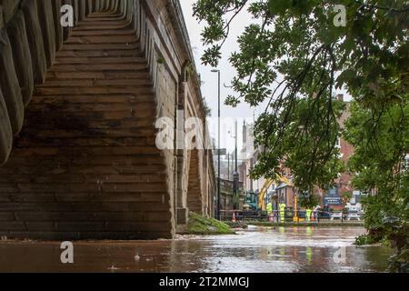 Bewdley, Regno Unito. 20 ottobre 2023. Meteo del Regno Unito: La tempesta Babet causa gravi inondazioni attraverso le Midlands. Il fiume Severn a Bewdley è vicino alle inondazioni, dato che i lavoratori dell'Agenzia per l'ambiente si sono impegnati rapidamente ad installare le difese delle inondazioni. Credito: Lee Hudson/Alamy Live News Foto Stock