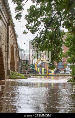 Bewdley, Regno Unito. 20 ottobre 2023. Meteo del Regno Unito: La tempesta Babet causa gravi inondazioni attraverso le Midlands. Il fiume Severn a Bewdley è vicino alle inondazioni, dato che i lavoratori dell'Agenzia per l'ambiente si sono impegnati rapidamente ad installare le difese delle inondazioni. Credito: Lee Hudson/Alamy Live News Foto Stock