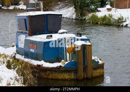 Una barca per la manutenzione dei canali chiamata Shoveler. Sul canale Kennet e Avon, Aldermaston Wharf, Berkshire. Foto Stock