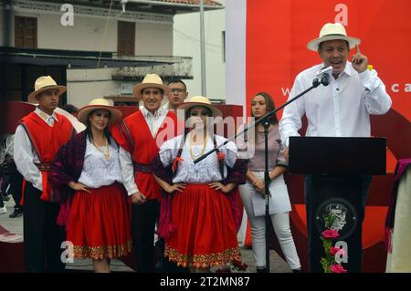 CUENCA-LANZAMIENTO AGENDA-FIESTAS DE CUENCA Cuenca, Ecuador 20 de octubre de 2023 EN la Plazoleta de San Francisco en el centro historico de Cuenca se desarrollo el lanzamiento de la agenda conmemorativa la Fiesta es en Cuenca por el 203 de Aniversario de Independencia de la ciudad. El alcalde Cristian Zamora y autoridades de la ciudad estubieron en el evento el dia de hoy. foto Boris Romoleroux/API. ACE-CUENCA-LANZAMIENTOAGENDA-FIESTASDECUENCA-d1d77045c91d7828ffd1373e4c4660dd ** CUENCA LANCIO DEL PROGRAMMA DEL FESTIVAL CUENCAS Cuenca, Ecuador 20 ottobre 2023 nella Plazoleta de San Franci Foto Stock