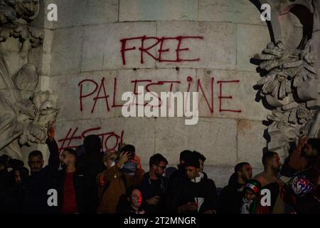 Un graffito sulla "Palestina libera" visto sulla Statua della Republique durante la manifestazione pro-Palestina. Migliaia di persone si sono riunite nuovamente a Place de Republique a Parigi per dimostrare sostegno al popolo palestinese e chiedere un immediato cessate il fuoco da parte delle forze israeliane. Nonostante il ministro degli interni Gérald Darmanin mantenesse la sua posizione sul divieto di tutte le manifestazioni filo-palestinesi, il tribunale amministrativo di Parigi invertì la decisione, autorizzando questa protesta solo per un'ora, dalle 19:00 alle 20:00. Foto Stock