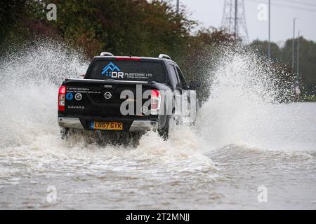 Allerton Bywater, Regno Unito. 20 ottobre 2023. I veicoli affrontano la Barnsdale Road allagata a Leeds dopo che il fiume Aire scoppia le sue rive come Storm Babet batte il Regno Unito ad Allerton Bywater, Allerton Bywater, Regno Unito, 20 ottobre 2023 (foto di James Heaton/News Images) ad Allerton Bywater, Regno Unito il 10/20/2023. (Foto di James Heaton/News Images/Sipa USA) credito: SIPA USA/Alamy Live News Foto Stock