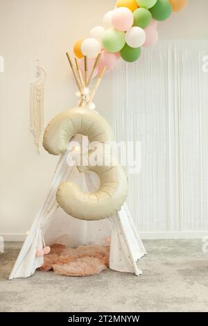 albero numero nella stanza dei bambini. Decorazioni di compleanno - Balloons garland Party su sfondo bianco. Foto Stock