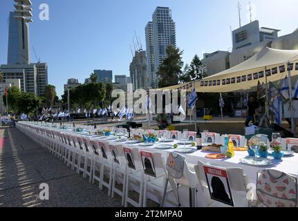 Tel Aviv, Israele. 20 ottobre 2023. Un tavolo di Shabbat, il sabato ebraico, è allestito con 203 sedie vuote in attesa del ritorno dell'ostaggio tenuto da Hamas a Gaza, vicino al Museo di Tel Aviv, venerdì 20 ottobre 2023. Israele è impegnato in una guerra contro Hamas a seguito di razzi da Gaza e di un massacro nei villaggi vicino alla Striscia di Gaza. Foto di Debbie Hill/ Credit: UPI/Alamy Live News Foto Stock