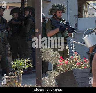 I soldati di fanteria israeliani pattugliano nella comunità civile ebraica di Kibbutz Be'eri lungo il confine con la Striscia di Gaza durante un tour stampa del 20 ottobre 2023. Questa comunità è stata attaccata dagli infiltrati di Hamas che hanno ucciso circa 100 persone su 1000 che vivevano in questa comunità il 7 ottobre 2023. Foto di Jim Hollander/UPI Credit: UPI/Alamy Live News Foto Stock