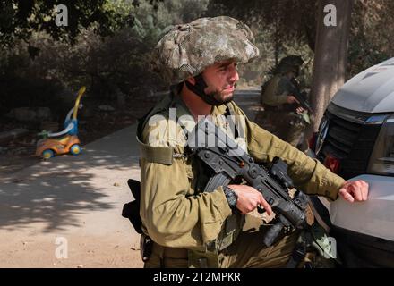 Soldati di fanteria israeliani di pattuglia vicino a un giocattolo per bambini nella comunità civile ebraica di Kibbutz Be'eri lungo il confine con la Striscia di Gaza durante un tour stampa del 20 ottobre 2023. Questa comunità è stata attaccata dagli infiltrati di Hamas che hanno ucciso circa 100 persone su 1000 che vivevano in questa comunità il 7 ottobre 2023. Foto di Jim Hollander/UPI Credit: UPI/Alamy Live News Foto Stock