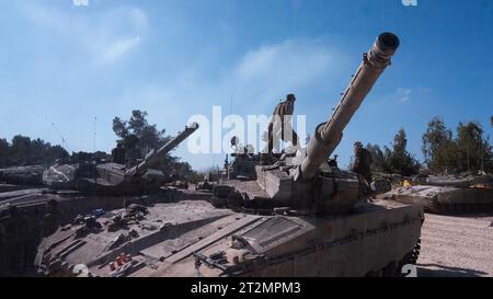 I soldati di fanteria israeliani pattugliano nella comunità civile ebraica di Kibbutz Be'eri lungo il confine con la Striscia di Gaza durante un tour stampa del 20 ottobre 2023. Questa comunità è stata attaccata dagli infiltrati di Hamas che hanno ucciso circa 100 persone su 1000 che vivevano in questa comunità il 7 ottobre 2023. Foto di Jim Hollander/UPI Credit: UPI/Alamy Live News Foto Stock