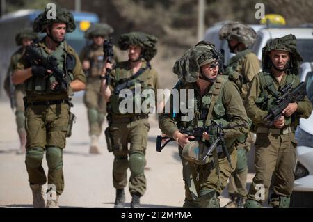 I soldati di fanteria israeliani pattugliano nella comunità civile ebraica di Kibbutz Be'eri lungo il confine con la Striscia di Gaza durante un tour stampa del 20 ottobre 2023. Questa comunità è stata attaccata dagli infiltrati di Hamas che hanno ucciso circa 100 persone su 1000 che vivevano in questa comunità il 7 ottobre 2023. Foto di Jim Hollander/UPI Credit: UPI/Alamy Live News Foto Stock