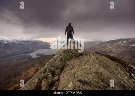 Raggiungi la cima Ben A'an e goditi la vista spettacolare sul Loch Katrine Foto Stock